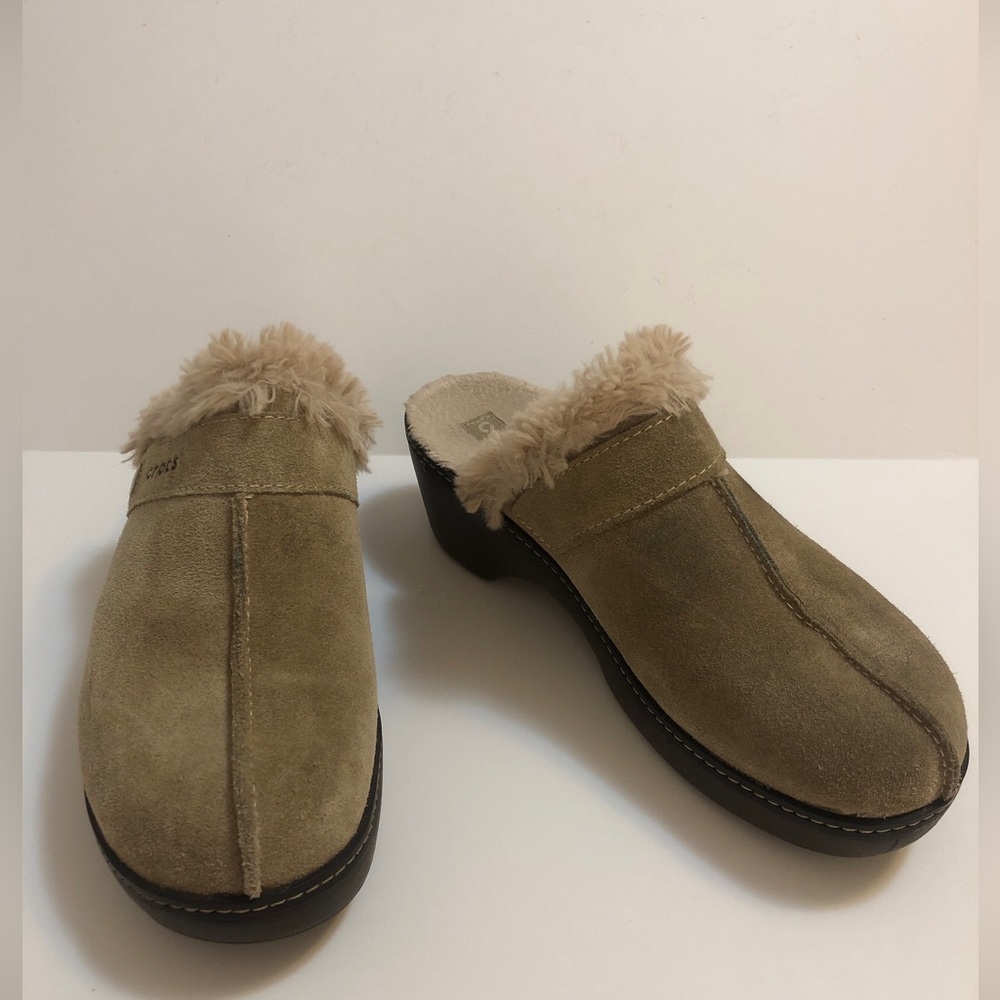 CROCS Cobbler Clogs Womens W9 Tan Suede Faux Fur Wedge Mules Shoes Beige Winter